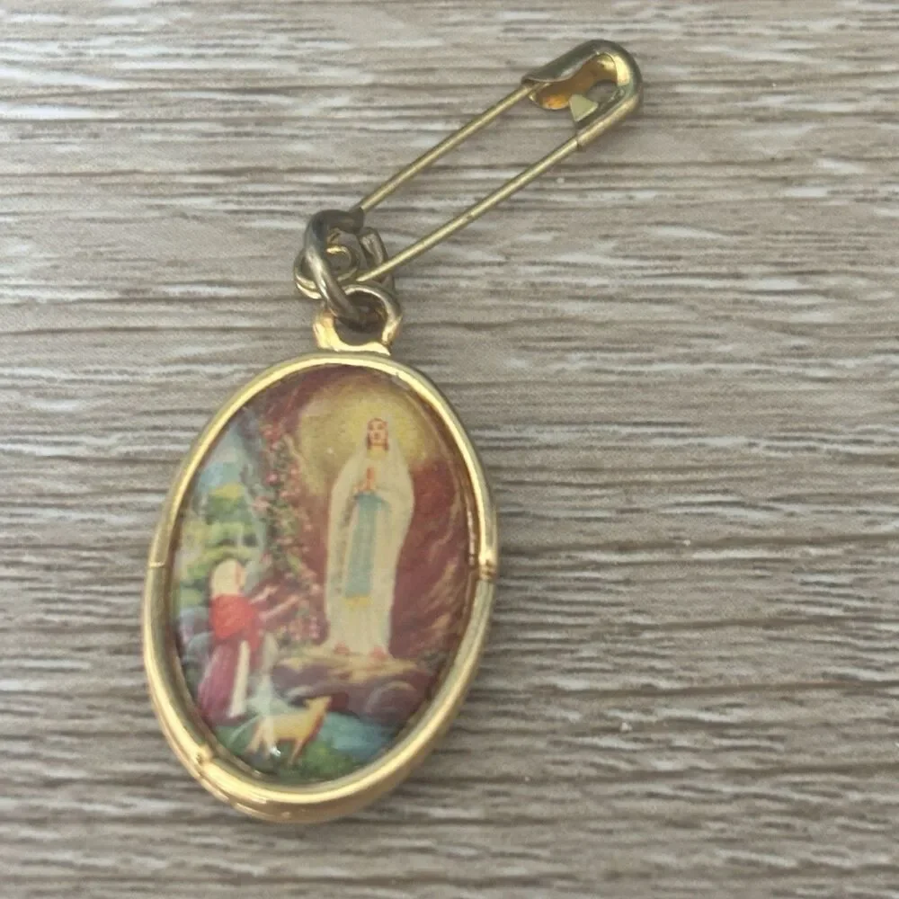 Vintage Gold Tone Virgin Mary Lourdes Double Sided Pendant Safety Pin Brooch 1